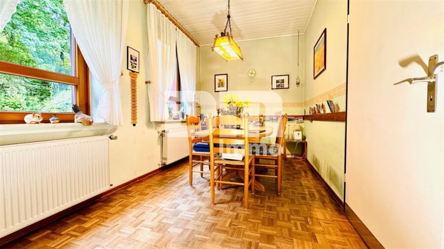 Modernisiertes Einfamilienhaus auf riesigem Grundstück mit Carport und Nebengebäude - EG Esszimmer